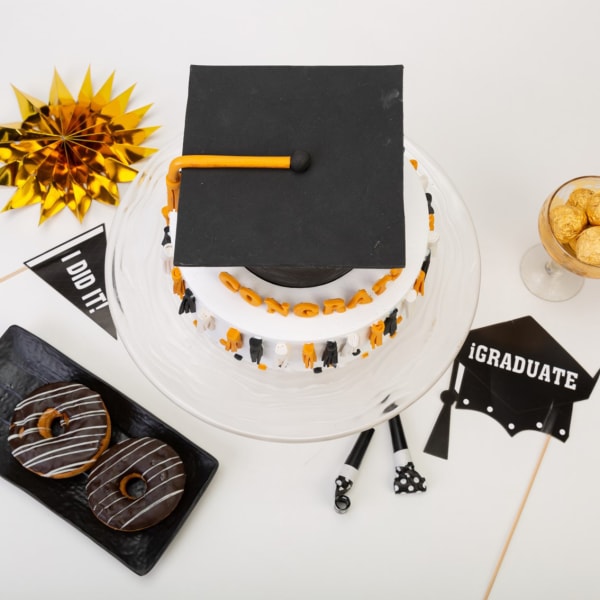 Yummy and Delightful Graduation Cake